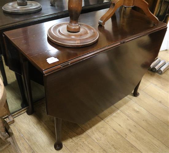 A George III mahogany drop leaf table, W.3ft 6in.